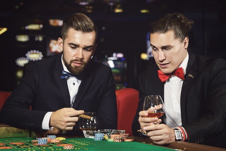 e200m slot mobile app interface showing slot games and sportsbook navigation